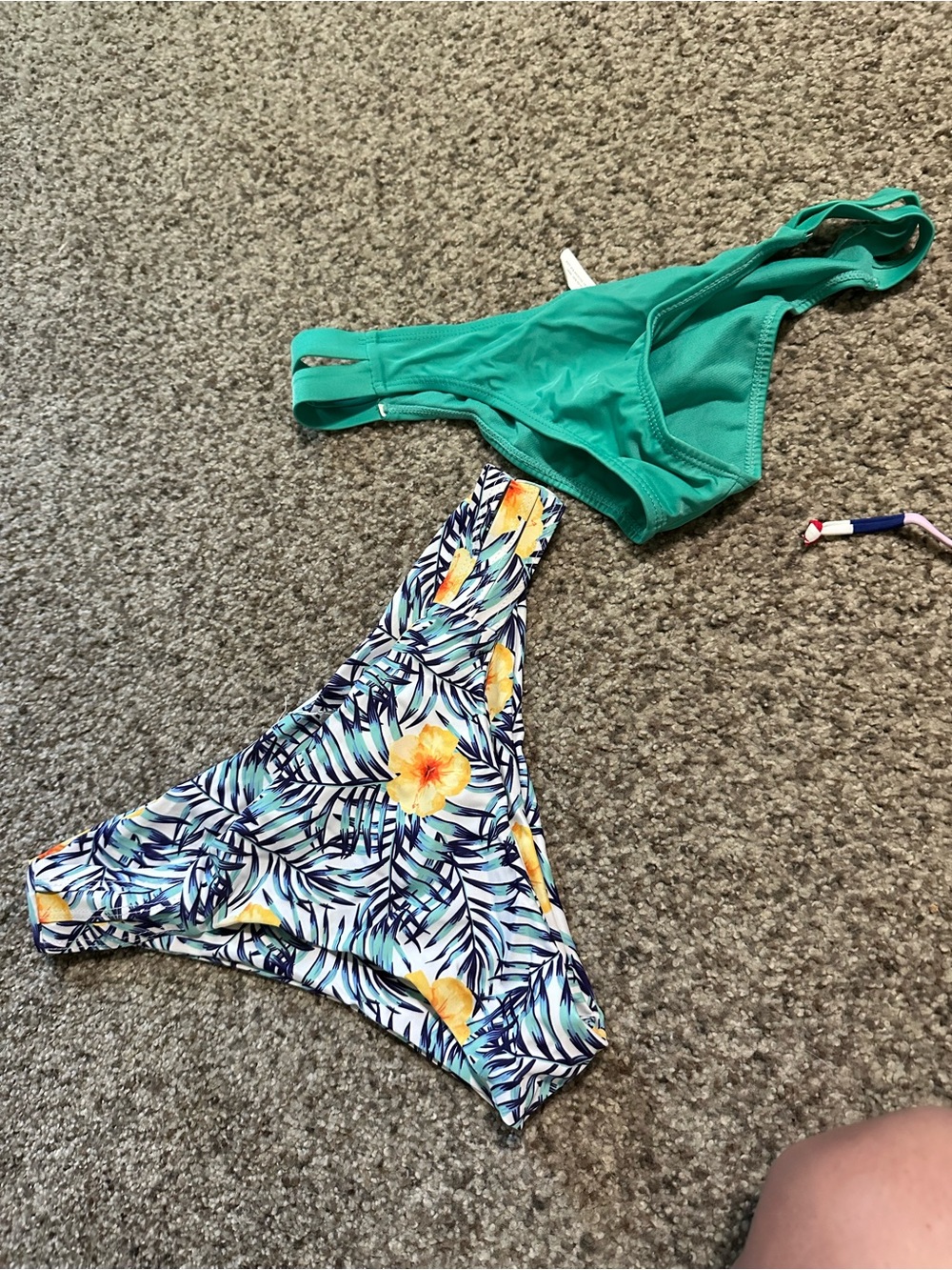 Many different bathing suits - Picture 4 of 7